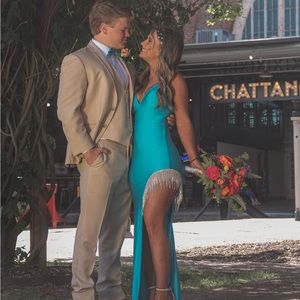 Size 000 prom dress defiantly can fit larger as Im not a true 000 corset back